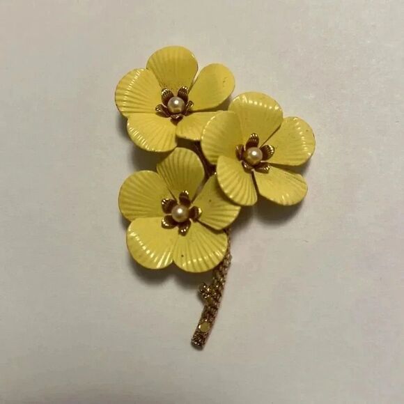 Vintage Sarah Coventry Brooch Enamel Yellow Flower Metal Blossoms - Picture 1 of 7
